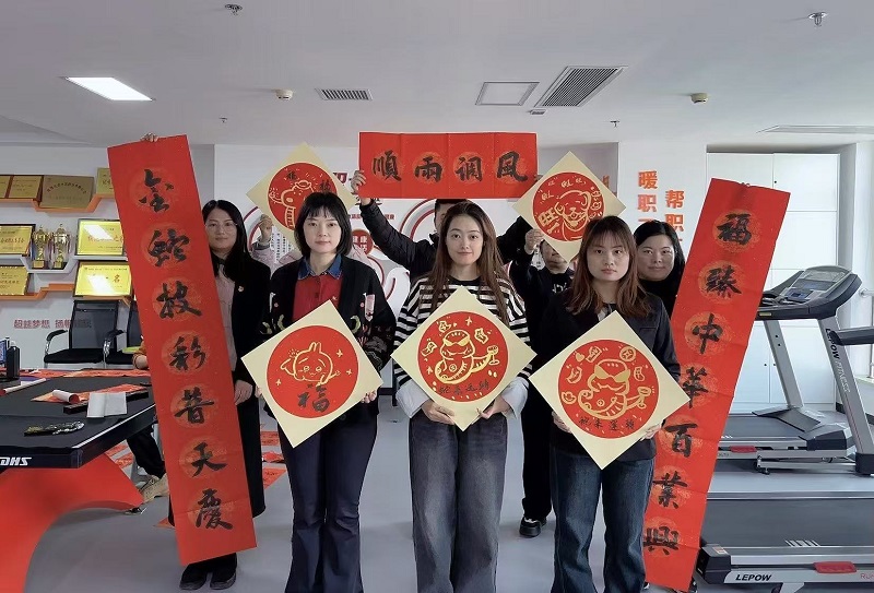 華山營(yíng)銷(xiāo)公司團(tuán)支部 開(kāi)展“團(tuán)團(tuán)”送祝福——新春送?；顒?dòng)